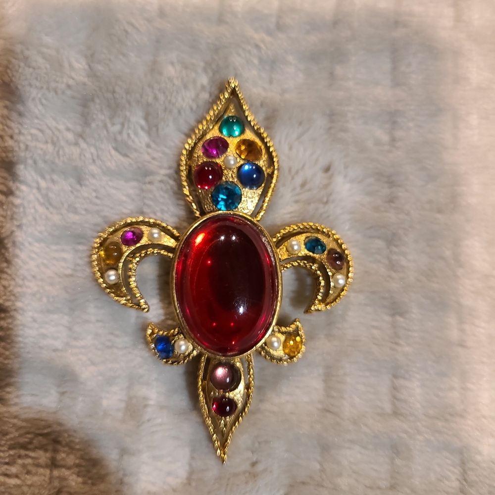 Vintage-style gold-tone fleur-de-lis brooch or scarf clip
